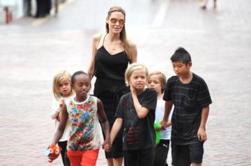 Органы опеки заинтересовались методами воспитания детей Анджелины Джоли
