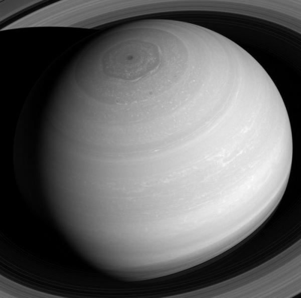 Космический аппарат показал Сатурн, который представляет собой безмятежный мир на фоне сверкающих колец (ФОТО)