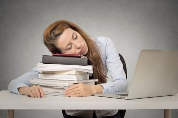 Ученые выяснили, что недосып приводит к перееданию
