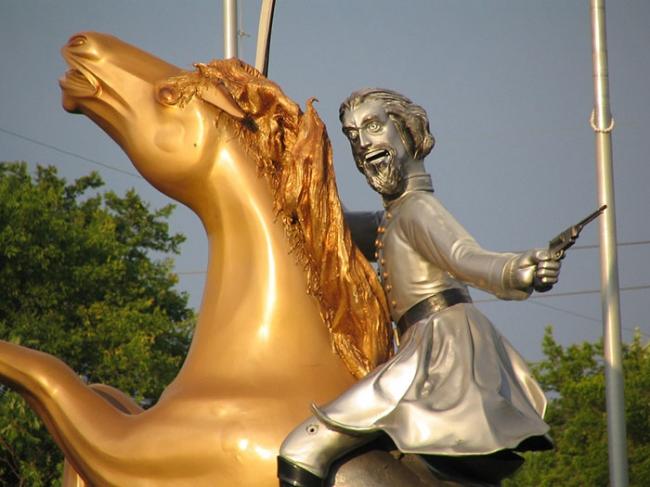18 нелепых статуй со всего мира, за которые стыдно местным жителям (ФОТО)