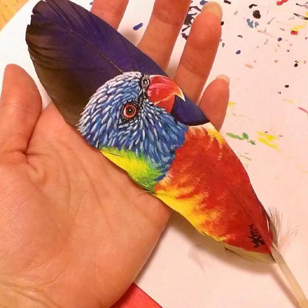 Миниатюрное творчество: художница создает рисунки на крыльях птиц (ФОТО)