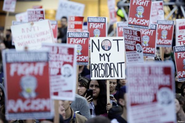 Президент Дональд Трамп: первые протесты недовольных американцев (ФОТО)