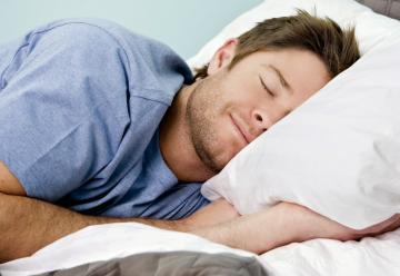 Дополнительный час сна хорошо влияет на рост зарплаты, - ученые