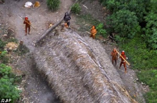 В джунглях Амазонки обнаружено еще одно нетронутое цивилизацией племя (ФОТО)