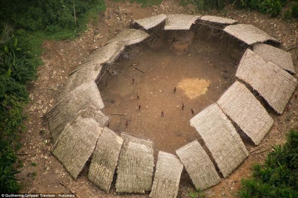 В джунглях Амазонки обнаружено еще одно нетронутое цивилизацией племя (ФОТО)