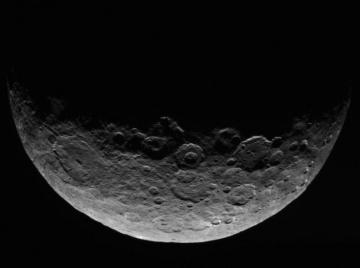 Космический зонд прислал новые снимки Цереры (ФОТО)