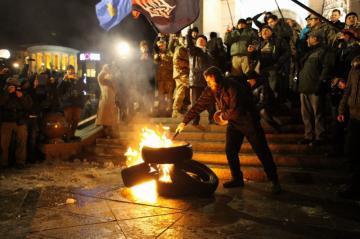 На Майдане в Киеве начались столкновения, жгут покрышки