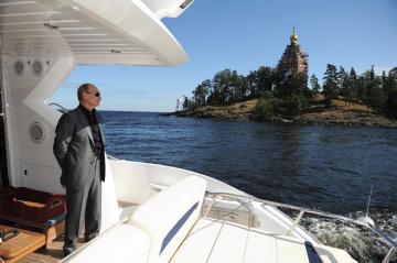 Патриотическая яхта: скульптура Путина вызвала фурор в Сети (ФОТО)