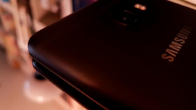 Samsung готовит еще один смартфон в цвете Jet Black (ФОТО)