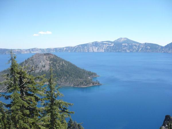 Кристально чистая вода и глубокий синий цвет: как выглядит одно из красивейших озер мира (ФОТО)