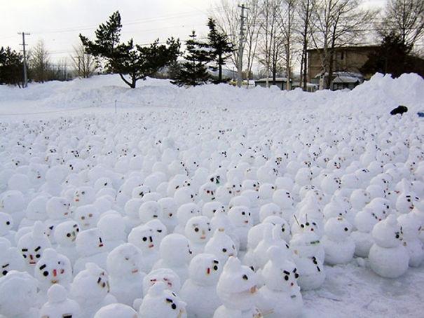 20 курьезных снимков снеговиков и забавных снежных скульптур (ФОТО)