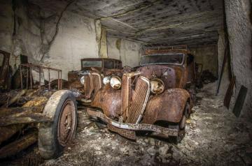 Неожиданная находка: во Франции обнаружили старинные автомобили, спрятанные под землей (ФОТО)