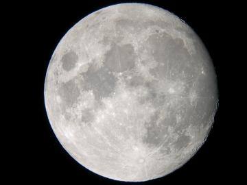 Сенсация: на Луне обнаружили пригодную для питья воду