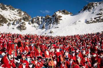 Праздник приближается: в Европе и США состоялись традиционные забеги Санта-Клаусов (ФОТО)
