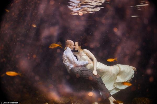 Нестандартный подход к свадебной фотосессии: жених и невеста под водой (ФОТО)