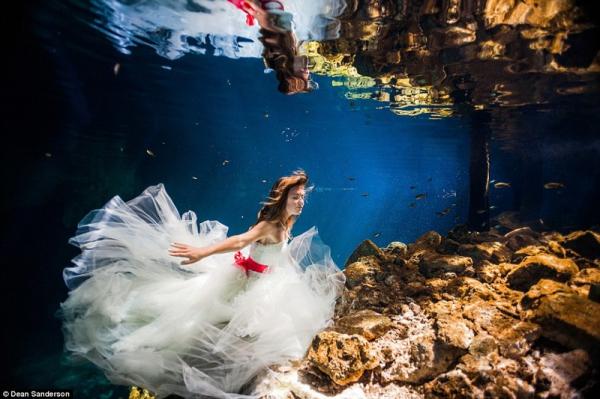 Нестандартный подход к свадебной фотосессии: жених и невеста под водой (ФОТО)