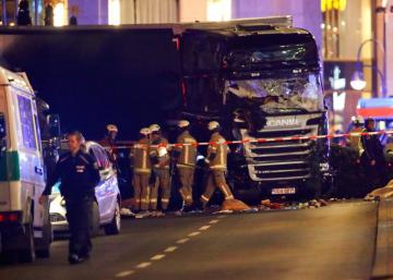 На рождественском рынке Берлине грузовик въехал в толпу, девять человек погибли