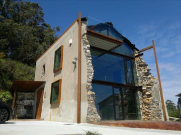Неординарный дизайн: дом со стеклянной стеной в Испании (ФОТО)