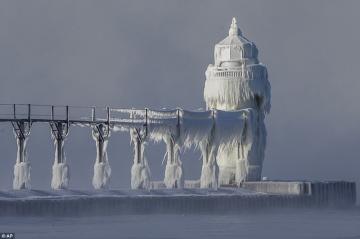 Рекордные морозы превратили маяк на озере Мичиган в ледяную скульптуру (ФОТО)