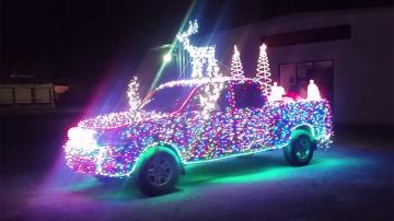 Мобильная рождественская елка: праздничный автомобиль Toyota от дизайнеров из США (ВИДЕО)