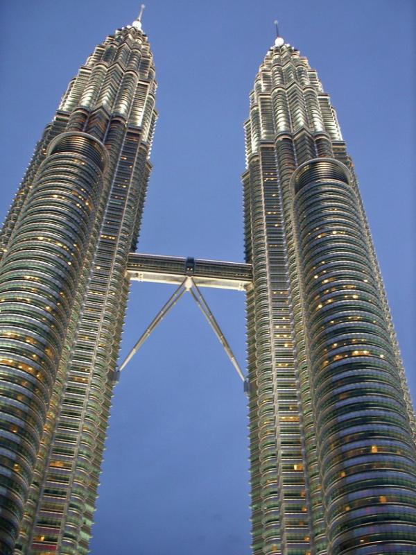 Чудо, созданное человеком: самые высокие башни-близнецы в мире (ФОТО)