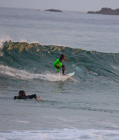 Воспоминание на всю жизнь: 10-летний серфер случайно проплыл над белой акулой (ФОТО)