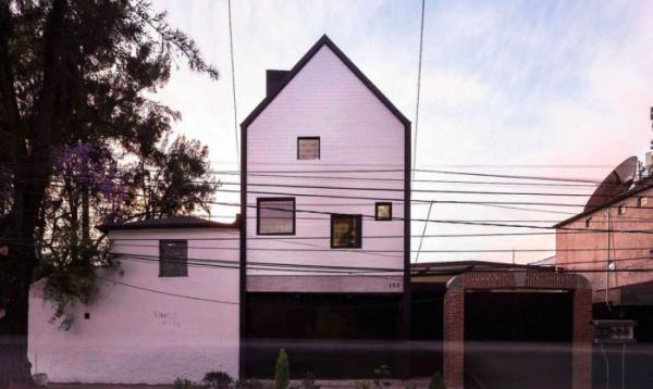 Оптимизация ограниченного пространства: дом, построенный на участке всего в 10,7 кв. метров  (ФОТО)