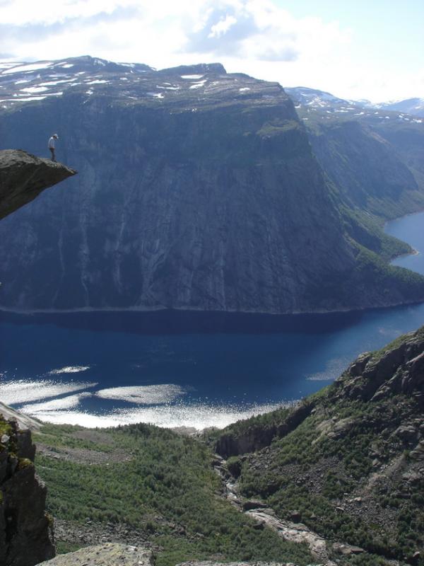 “Окаменевший язык тролля”: уникальная природная достопримечательность Норвегии (ФОТО)