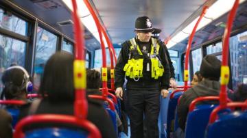 Полиция Лондона будет штрафовать пассажиров за просмотр порнографии в общественном транспорте