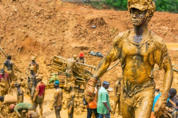 Адская работа: как добывают золото в одной из самых развитых стран Африки (ФОТО)