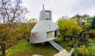 Выделяясь среди соседей: нестандартный загородный дом в Чехии (ФОТО)