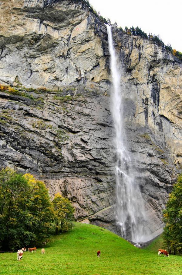 Магнит для туристов: как выглядит одна из красивейших природных достопримечательностей Швейцарии (ФОТО)
