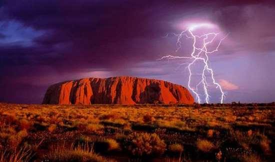 Загадочное творение природы: уникальная красная гора в Австралии (ФОТО)