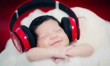 Ученые выяснили, какая музыка делает младенцев счастливыми