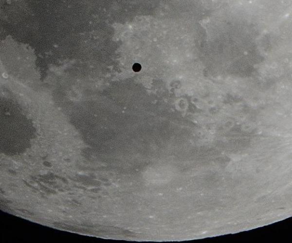 Астроном-любитель увидел НЛО во время затмения Луны (ФОТО)