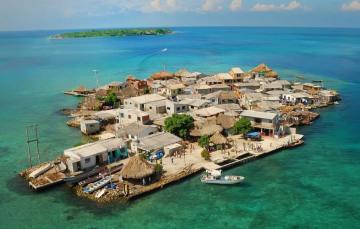 Место, где царит мир и спокойствие: как выглядит самый густонаселенный остров на Земле (ФОТО)
