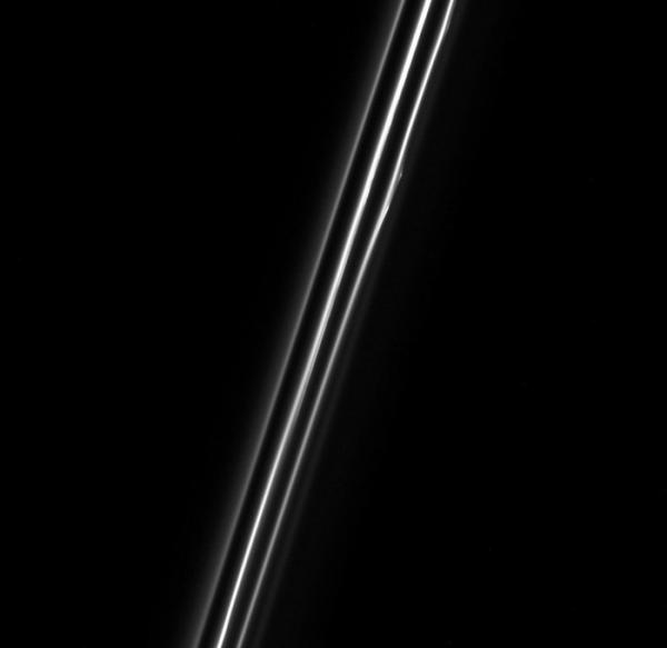 Космический аппарат “Кассини” сделал новое изображение самого узкого кольца Сатурна (ФОТО)