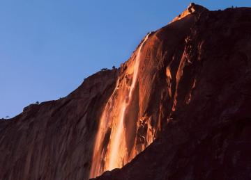 Интересное явление природы: в штате Калифорния снова увидели “огненный водопад” (ФОТО)