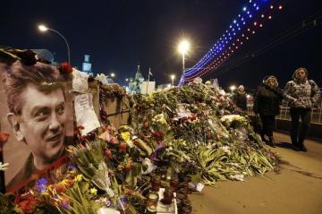 Мост Немцова: на месте убийства горы цветов (ФОТО)