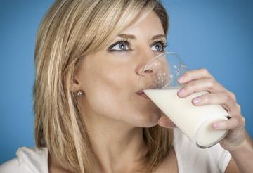 Ученые выяснили, почему взрослые люди не должны пить молоко