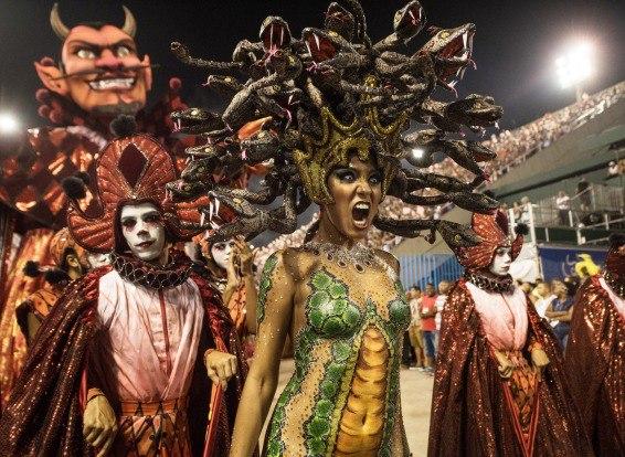 Незабываемое зрелище: закрытие ежегодного карнавала в Рио-Де-Жанейро (ФОТО)