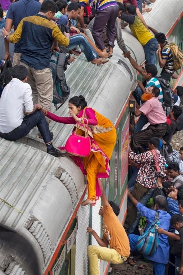 Как жители Бангладеш ездят на работу на электричке (ФОТО)