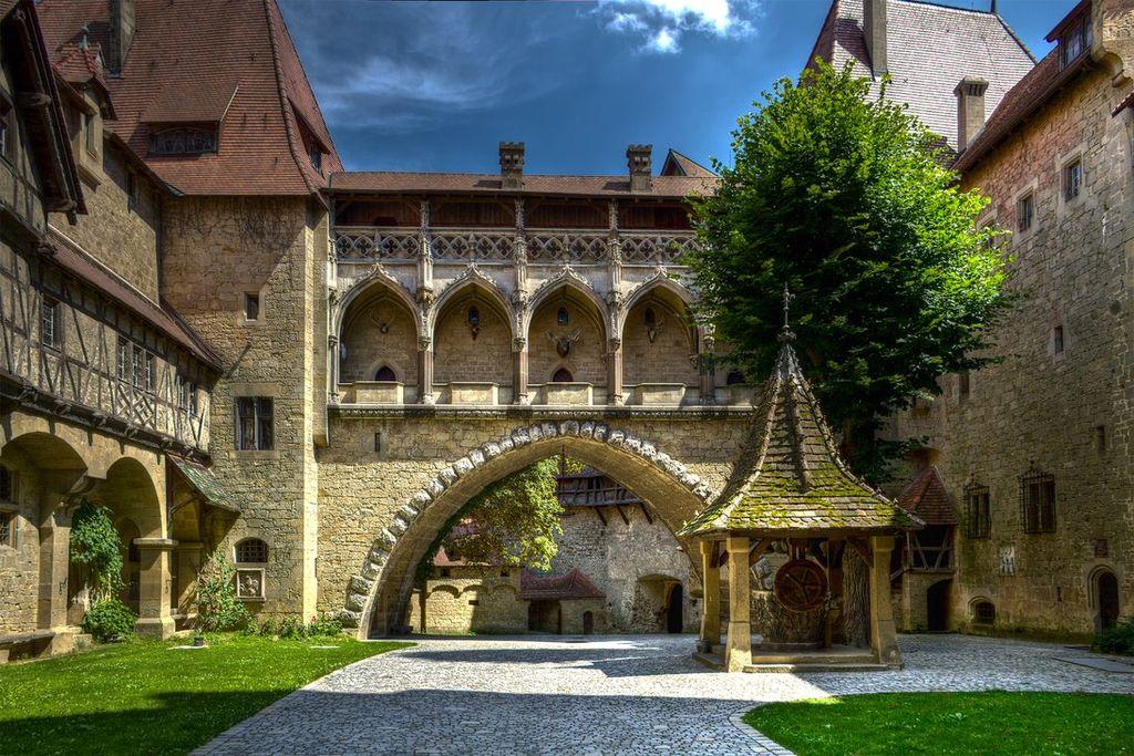 Рыцарский замок Кройценштайн в Австрии - от средневековья до наших дней (ФОТО)