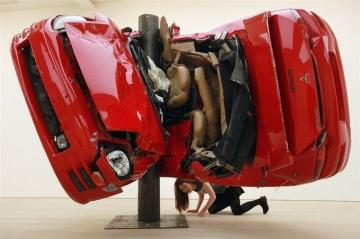 Памятник плохой езде: европейский художник  создает скульптуры из разбитых автомобилей (ФОТО)