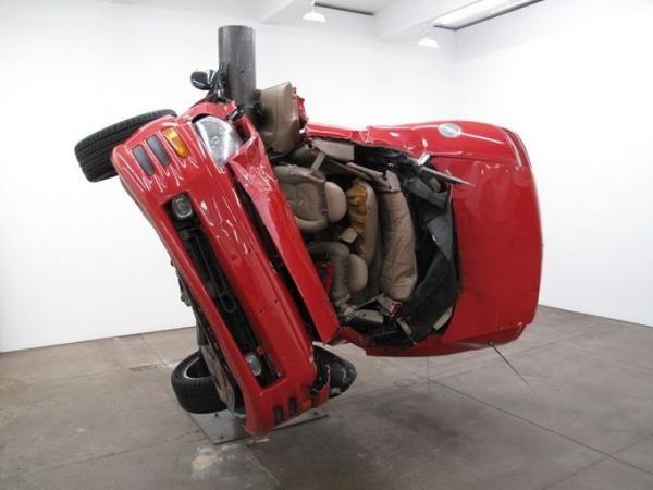 Памятник плохой езде: европейский художник  создает скульптуры из разбитых автомобилей (ФОТО)