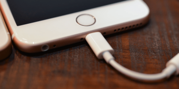 Apple откажется от фирменного разъема для нового iPhone 8