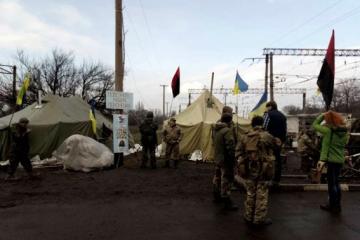 От патриотизма к заработку: сколько стоит день блокады на Донбассе