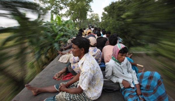 Как жители Бангладеш ездят на работу на электричке (ФОТО)