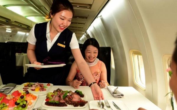 Китаец купил себе самолет за 5 миллионов долларов и сделал из него шикарный ресторан  