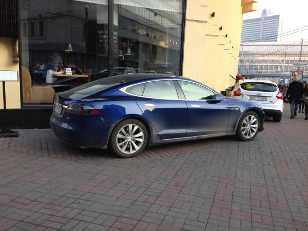 В столице Украины засветилась новейшая Tesla Model S 2017 (ФОТО)